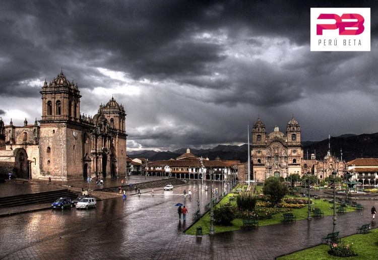 Plaza de Armas de Cuzco:  HIMNO a Cusco